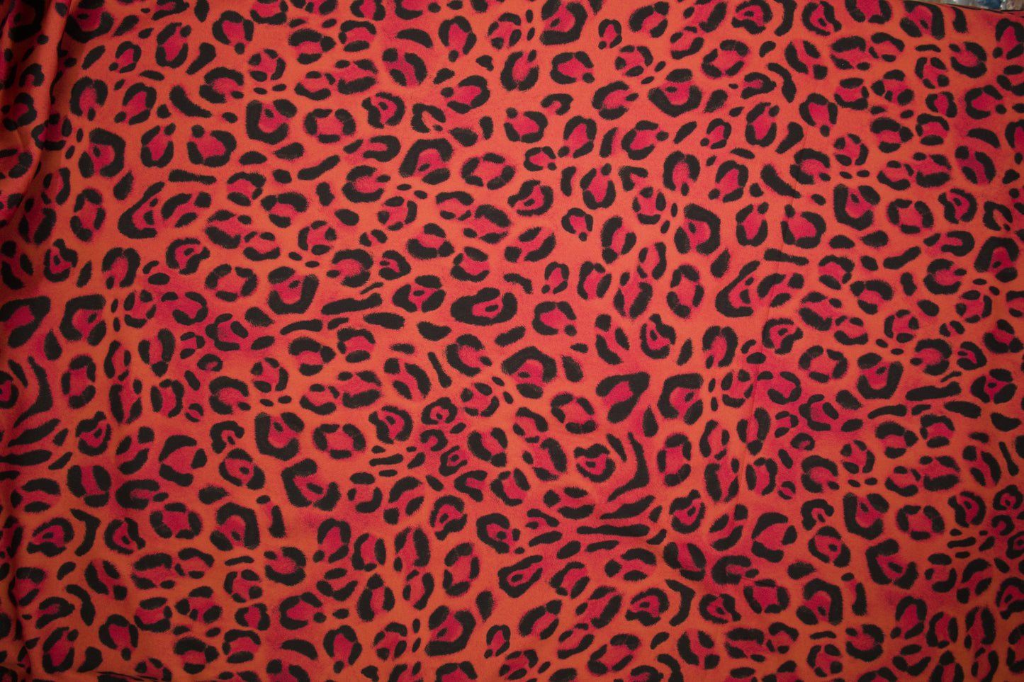 Satin Viskose Stoff mit Leopardenmuster in Neon-Orange und Pink Detailaufnahme der Stoffstruktur