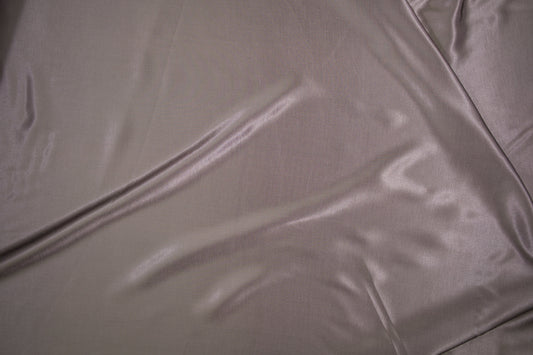 Weich fallender Taupe-Satin aus Viskose mit elegantem Schimmer