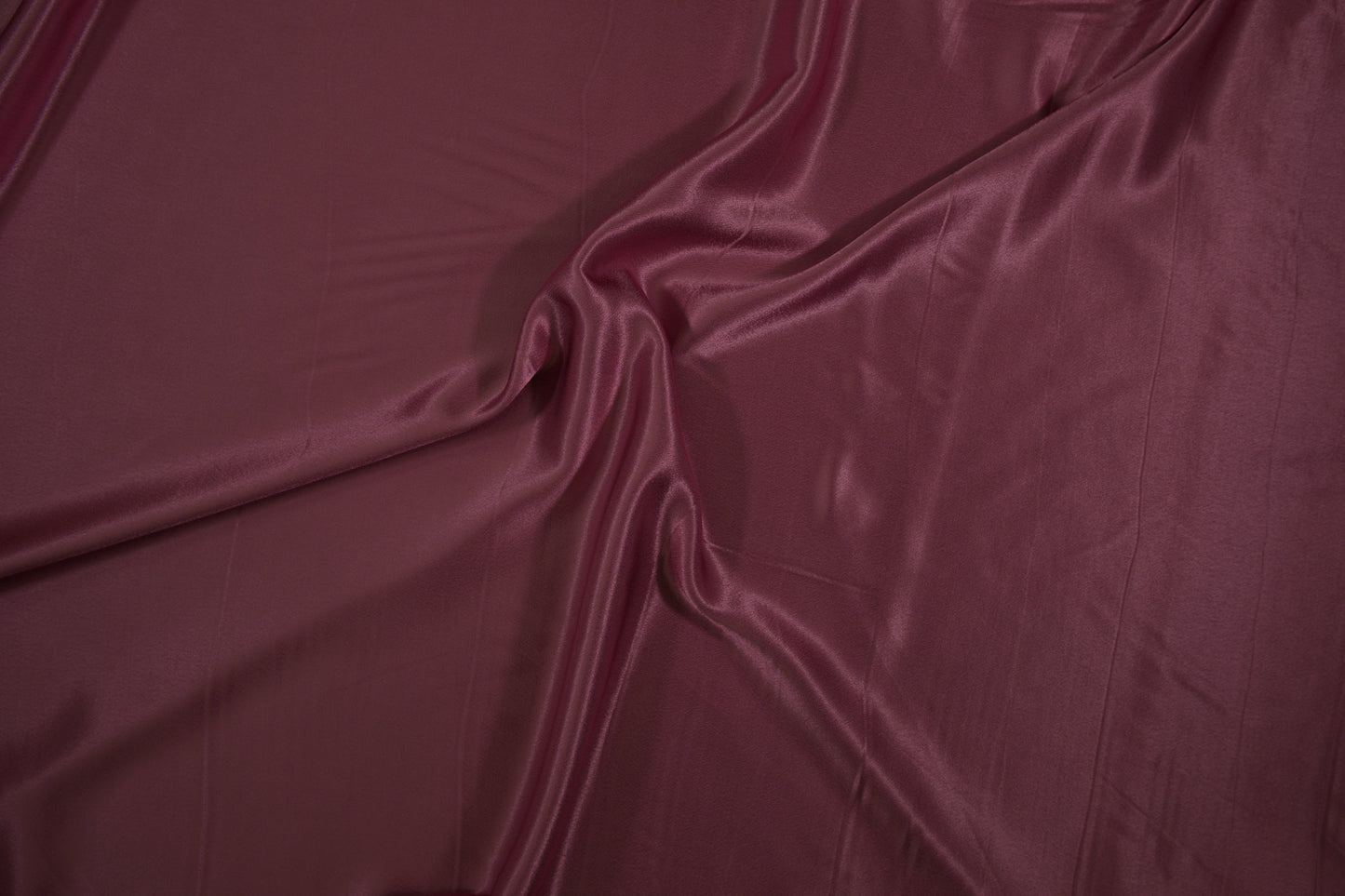 Satin Viskose uni Bordeaux - Nahaufnahme der Materialqualität 140cm