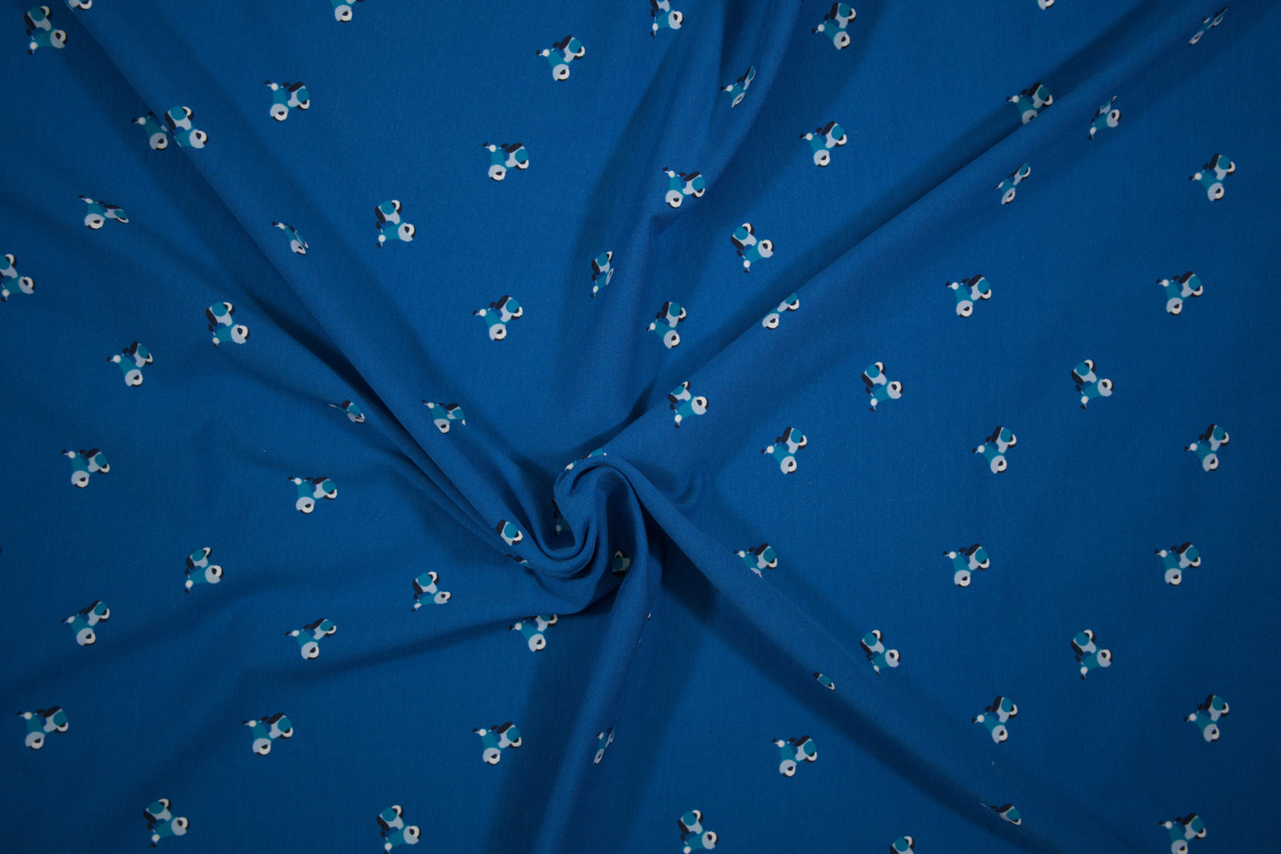 Blauer Baumwolljersey mit kleinen Rollern – Detailaufnahme der Stoffstruktur