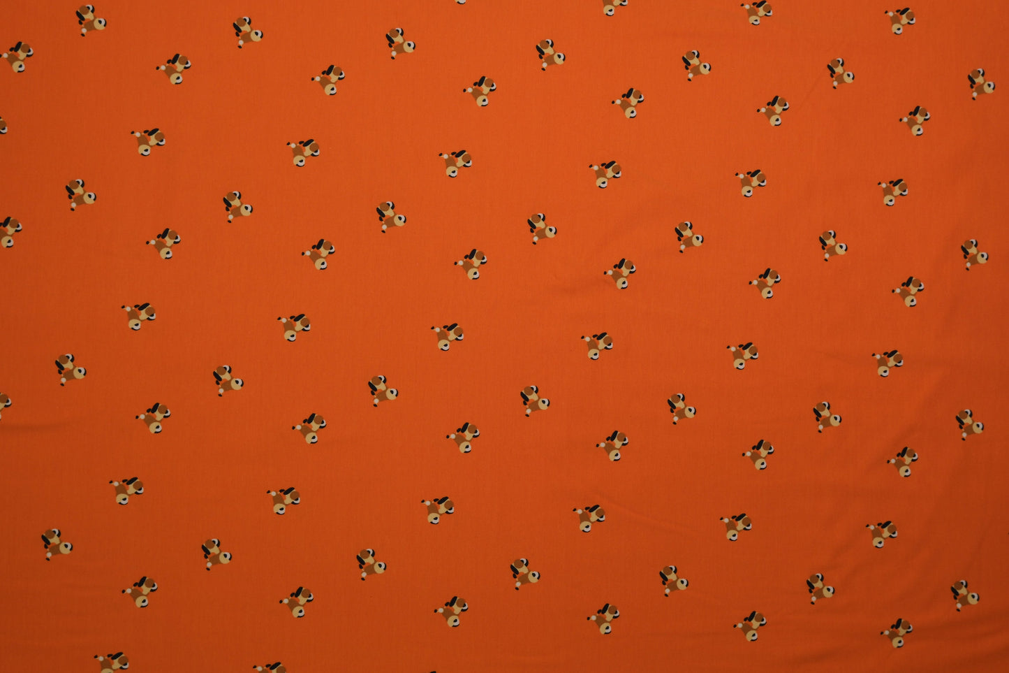 Oranger Baumwolljersey mit kleinen Hundemotiven – 140 cm breit