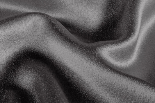 Hellgrauer Viskosestoff mit leicht glänzender Oberfläche