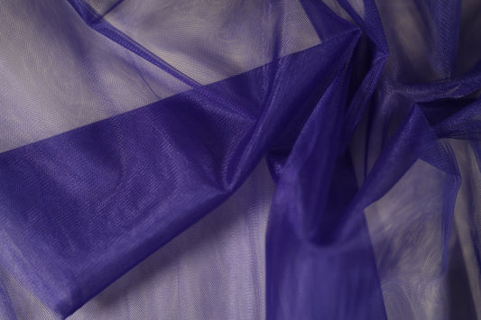 Leichter Tüll in Dunkelviolett – ideal für festliche Mode