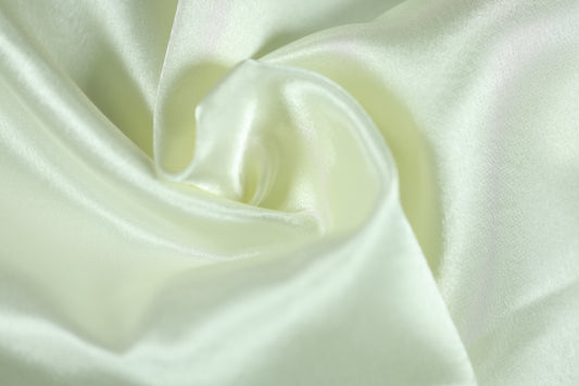 Satin Stoff in Creme fĂŒr elegante Kleidung