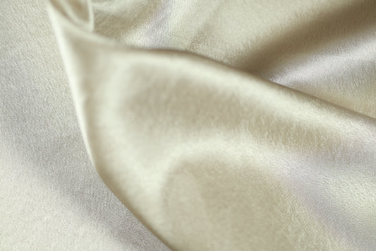 Seidig glÀnzender Satin in Elfenbein 140cm breit