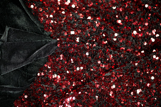 Roter Glitzerstoff auf schwarzem Samt – ein echter Hingucker