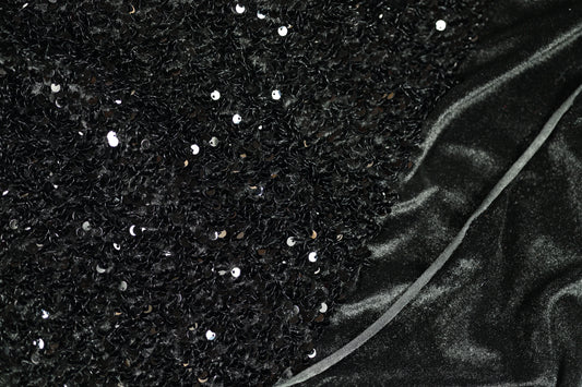 Schwarzer Glitzerstoff auf Samt – zeitlos und edel