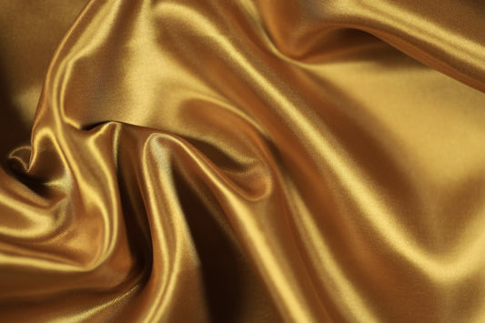 Warmbrauner Stoff mit goldenem Glanz