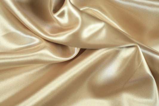 Glänzender Stoff in edlem Beigeton