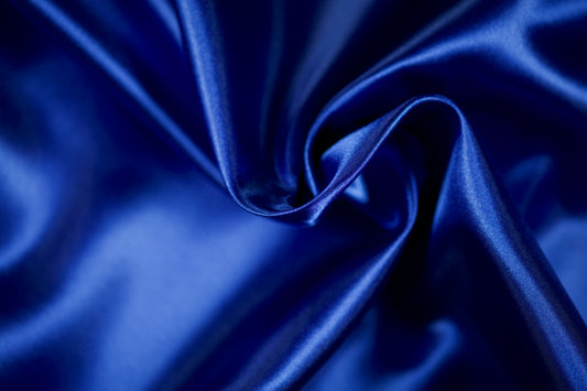 Glänzender Satinstoff in intensivem Royalblau für festliche Mode