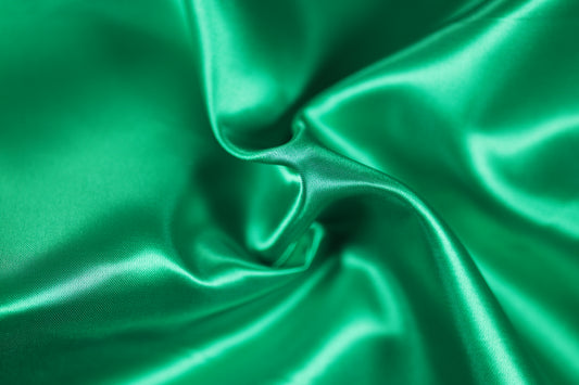 Frischer Satinstoff in GrasgrĂŒn mit feinem Glanz