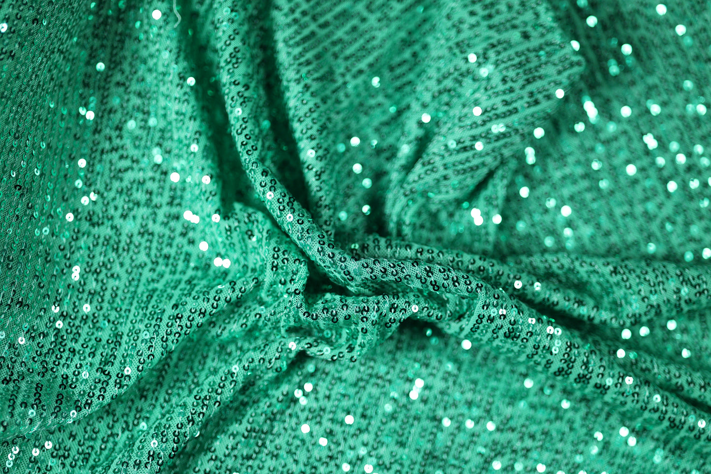 Mintfarbener Paillettenstoff – frisch und glamourös für besondere Anlässe