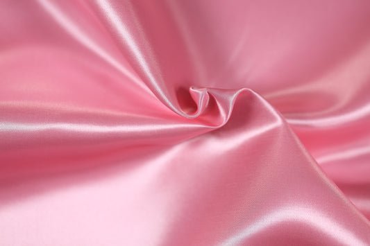 GlĂ€nzender Satin in Rosa mit flieĂender Struktur