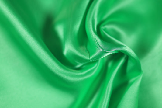 Intensiv grüner Satinstoff mit weicher Struktur