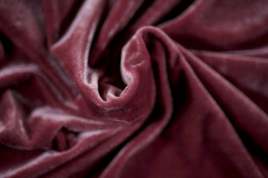 Weinroter Samtstoff mit weicher Struktur – Samt Detailfoto