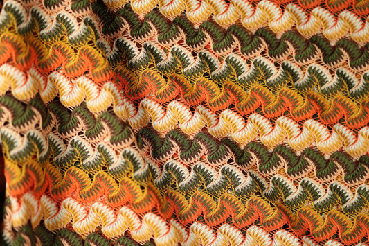 Hochwertiger Spitzenstoff in Orange-Olivgrün – ideal für festliche Anlässe