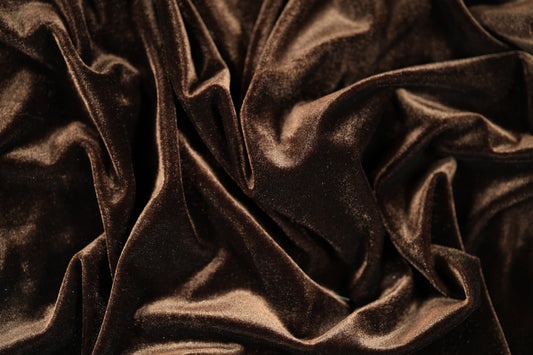 Brauner Samtstoff mit natürlichem Glanz