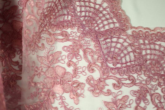 Feine Stickerei in Altrosa Blumen – ideal für festliche Outfits und kreative Projekte