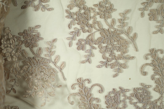 Feine Stickerei in Champagner – ideal für festliche Outfits und kreative Projekte