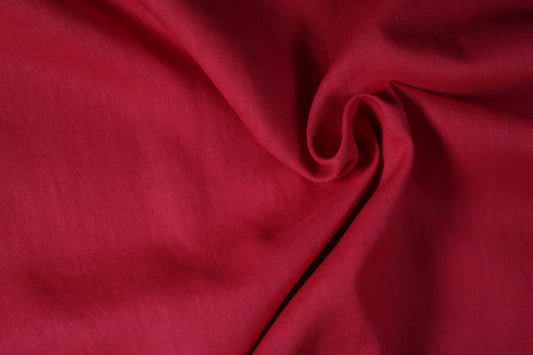 Natürliches Leinen in Kirschrot – atmungsaktiv, pflegeleicht und stilvoll