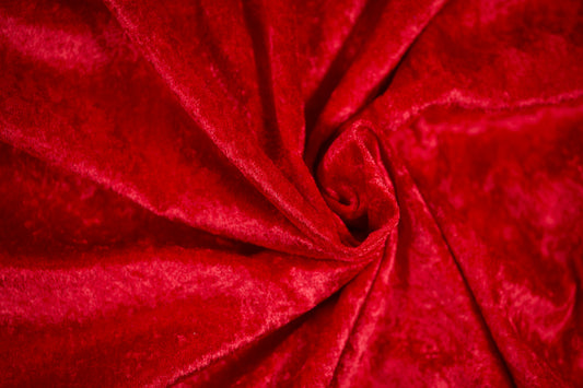 Samtiger Stoff in kräftigem Rot für Dekoration und Karnevalskostüme