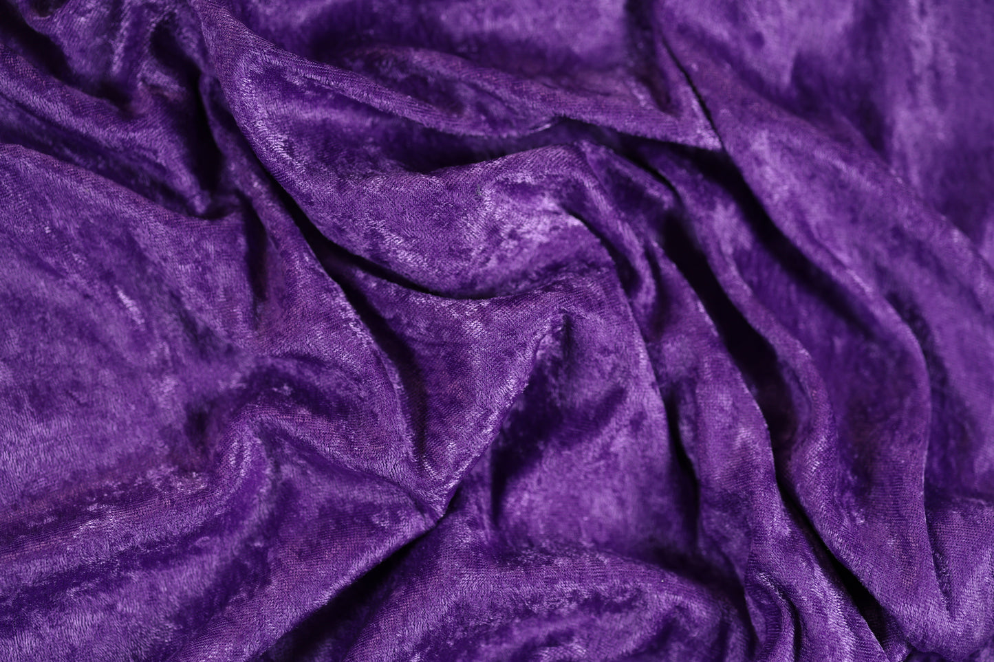 Intensiv glänzender Samtstoff in Violett