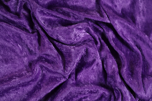 Intensiv glänzender Samtstoff in Violett