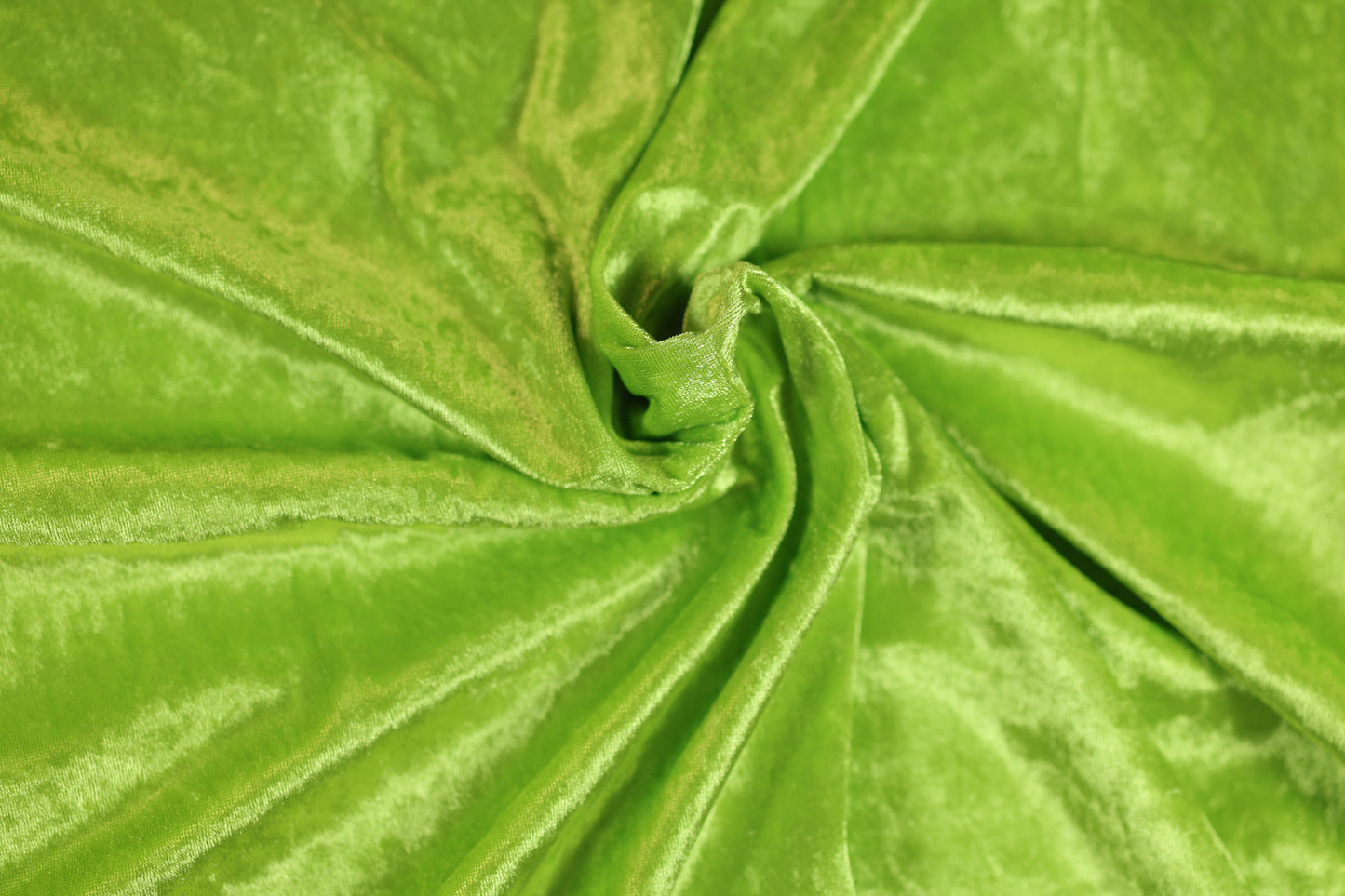 Pannesamt Stoff Limettengrün – leuchtend und weich