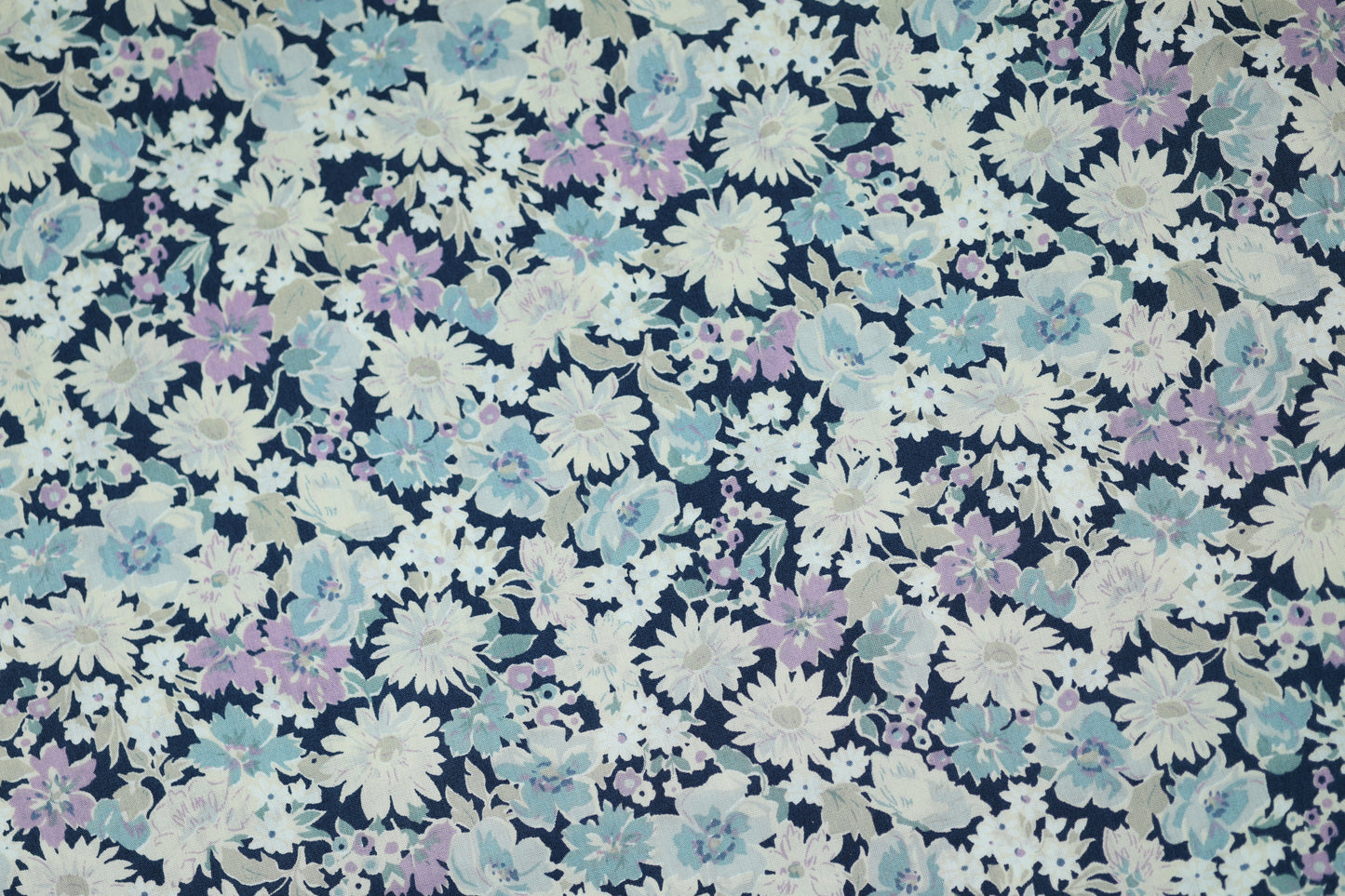 Blumiger Baumwollstretch mit blau-lila Muster – romantisch und verspielt