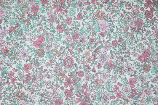 Romantischer Blumenstoff auf hellem Grund – aus Baumwollstretch