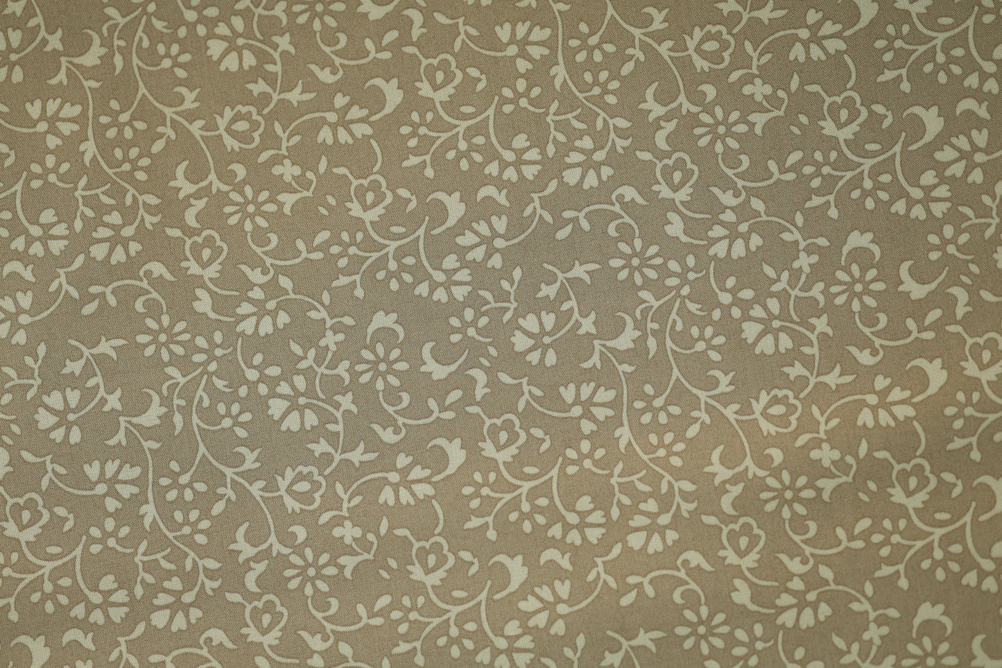 Baumwollstretch – Beige mit romantischem Blütenmuster – angenehm, flexibel und hochwertig verarbeitet