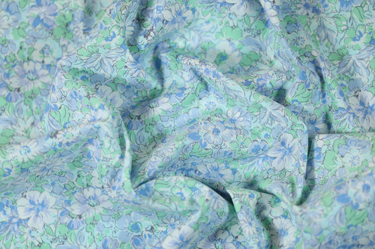 Baumwollstretch – Hellblau mit Aquarellblumen in Grün & Blau – angenehm, flexibel und hochwertig verarbeitet