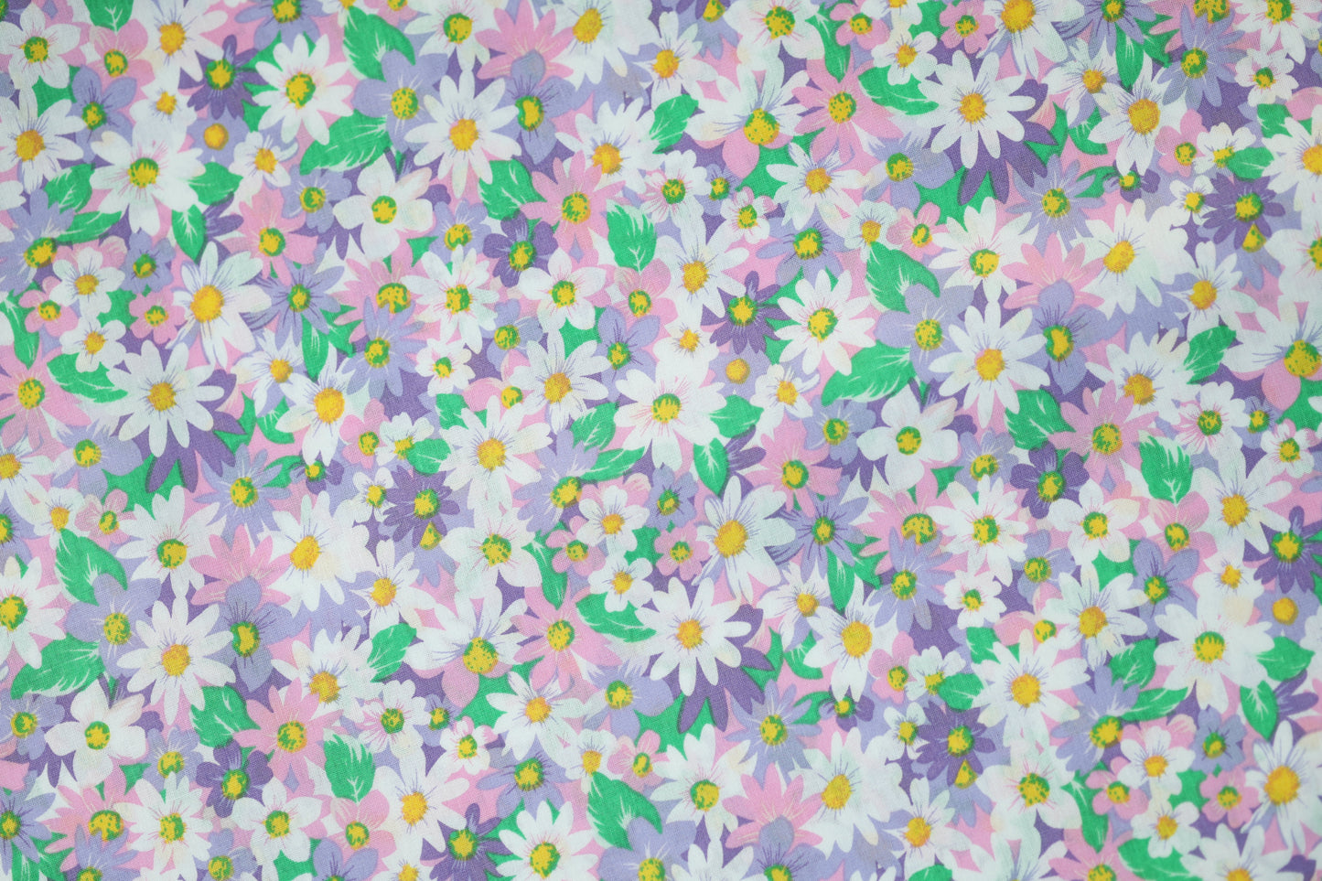 Baumwollstretch – Bunte Frühlingsblumen auf Fliedergrund – elastischer Baumwollstoff für kreative Projekte