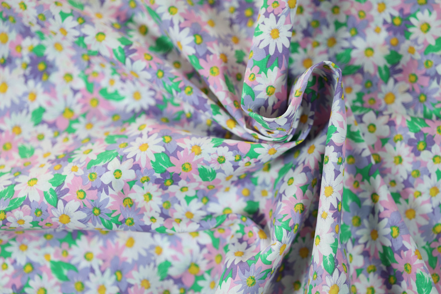 Baumwollstretch – Bunte Frühlingsblumen auf Fliedergrund – ideal für Mode, Accessoires & Dekoration