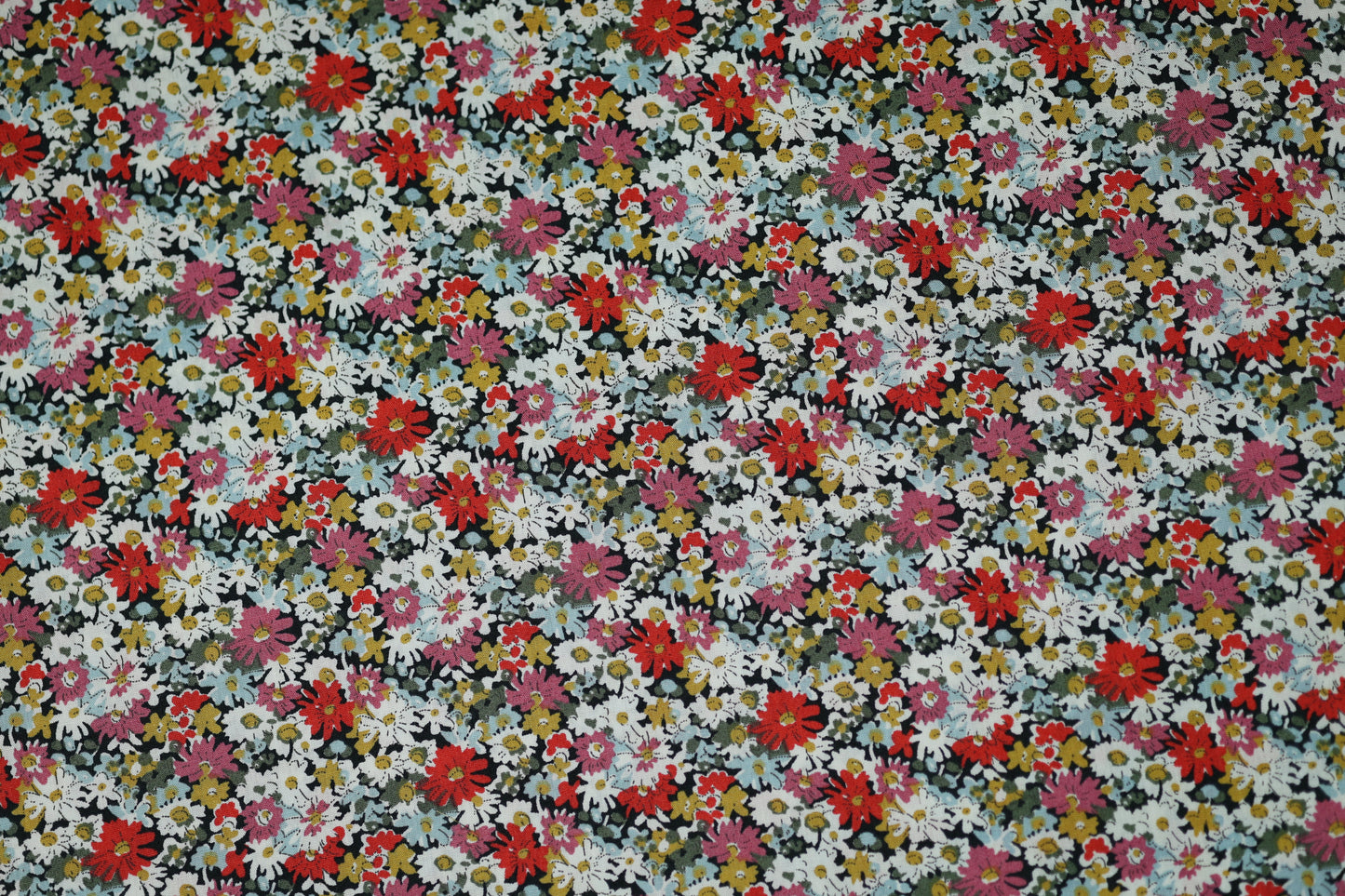 Baumwollstretch – Florale Vielfalt in Rot, Senf & Weiß – elastischer Baumwollstoff für kreative Projekte