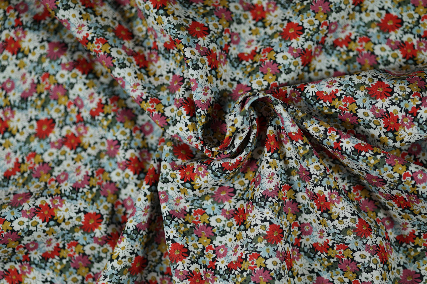 Baumwollstretch – Florale Vielfalt in Rot, Senf & Weiß – ideal für Mode, Accessoires & Dekoration