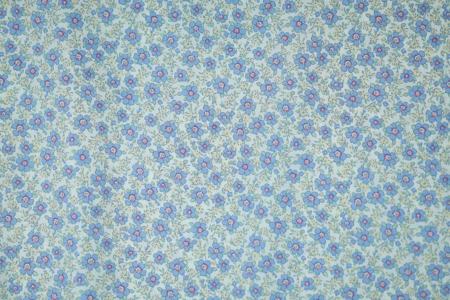 Baumwoll Stretch mit floralen Mustern – ideal für Sommerkleidung und Accessoires