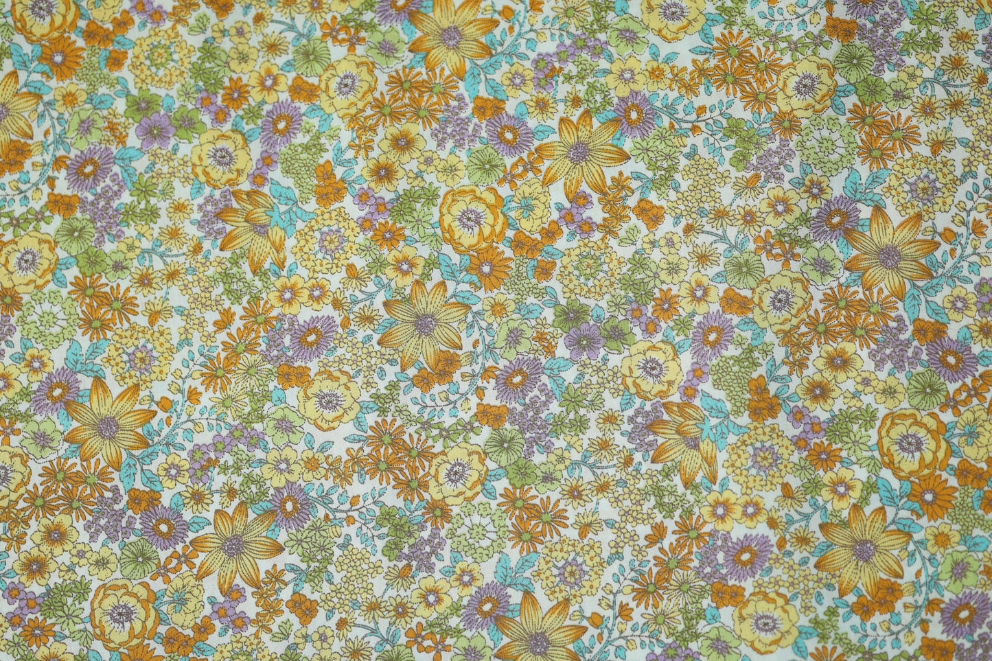 Baumwoll Stretch mit floralen Mustern – ideal für Sommerkleidung und Accessoires