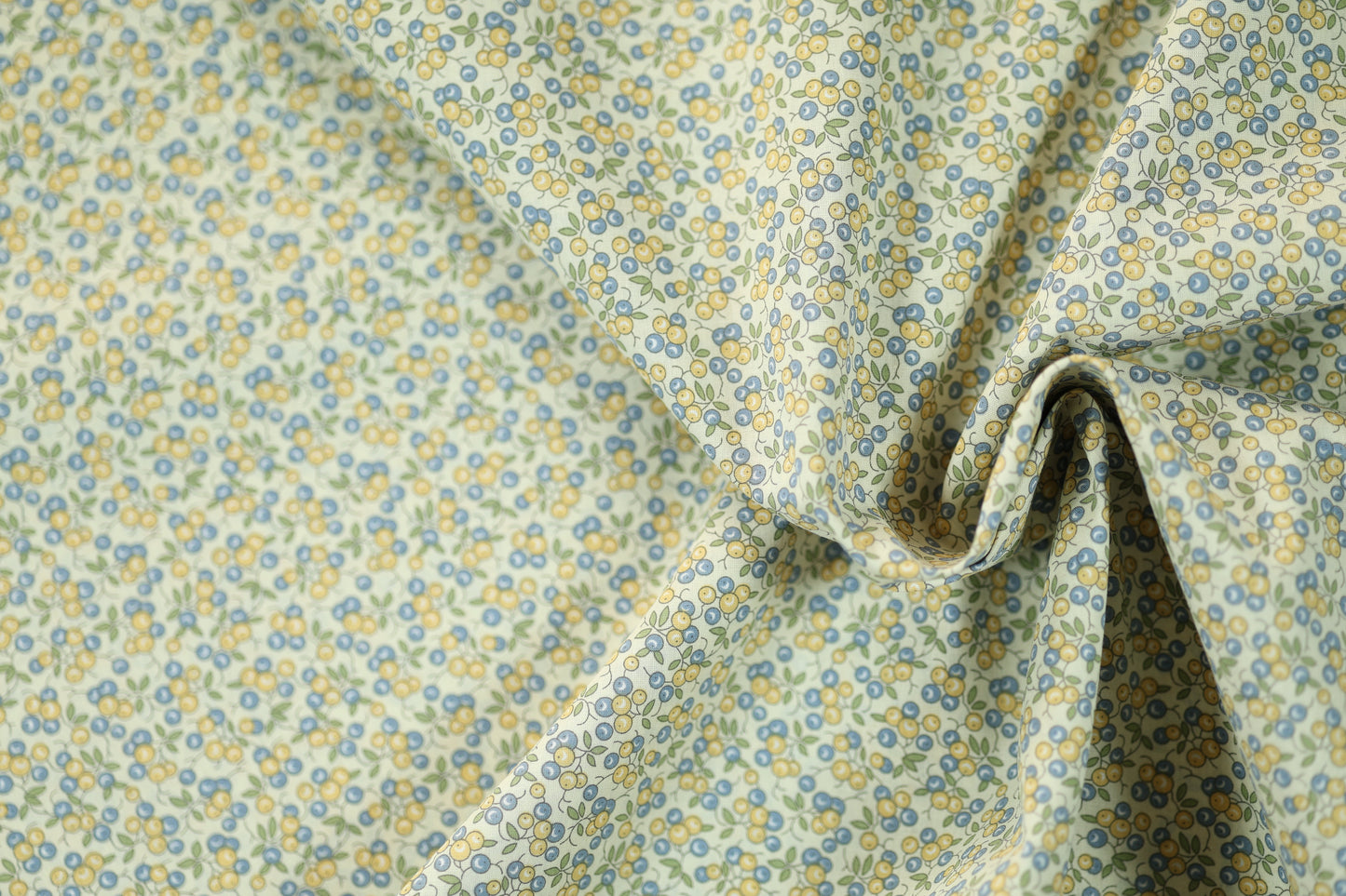 Elastischer Baumwollstoff in Blaubeere & Zitrone mit romantischem Blumendruck