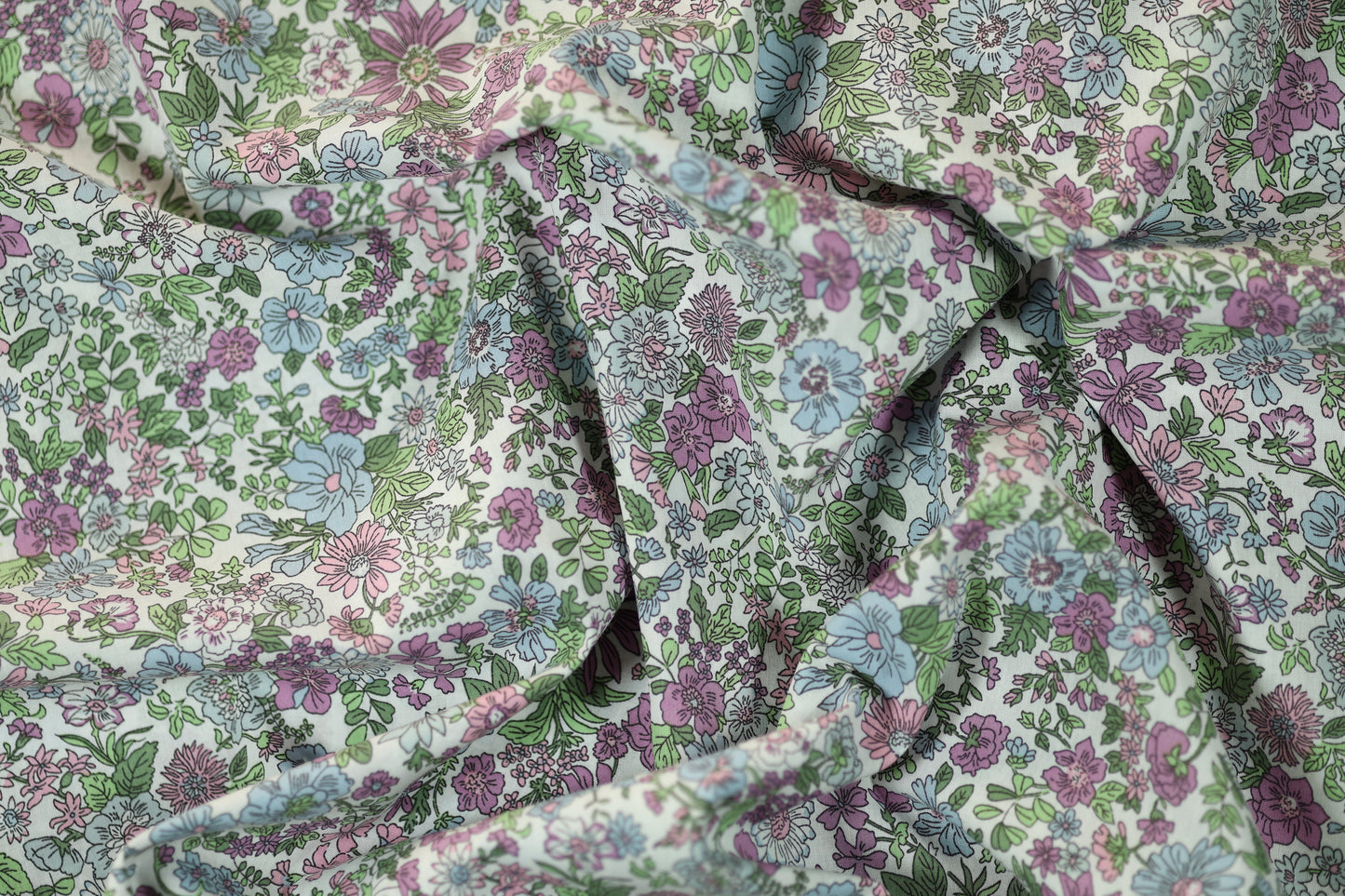 Elastischer Baumwollstoff in Lavendeltraum mit romantischem Blumendruck