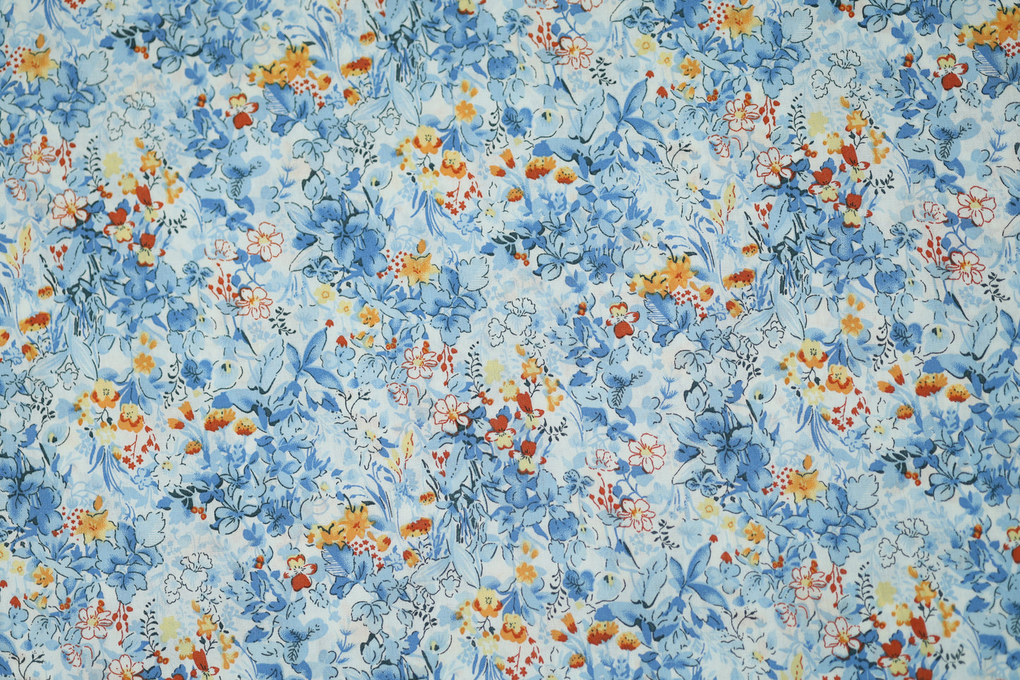 Floraler Baumwoll-Stretchstoff in Himmelblau mit Orange – ideal für Bekleidung und kreative Projekte