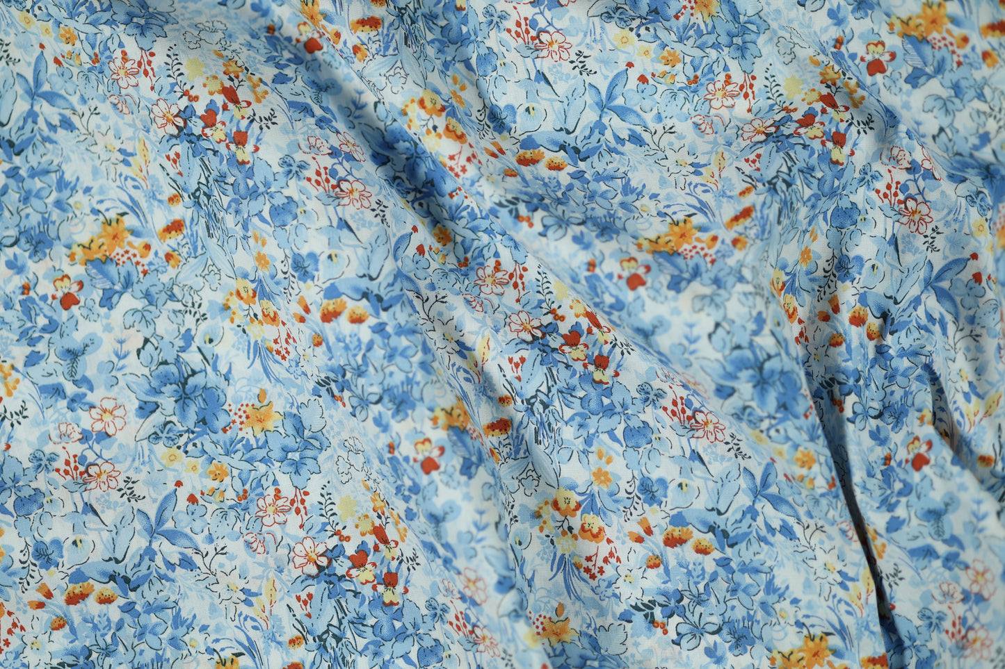 Elastischer Baumwollstoff in Himmelblau mit Orange mit romantischem Blumendruck