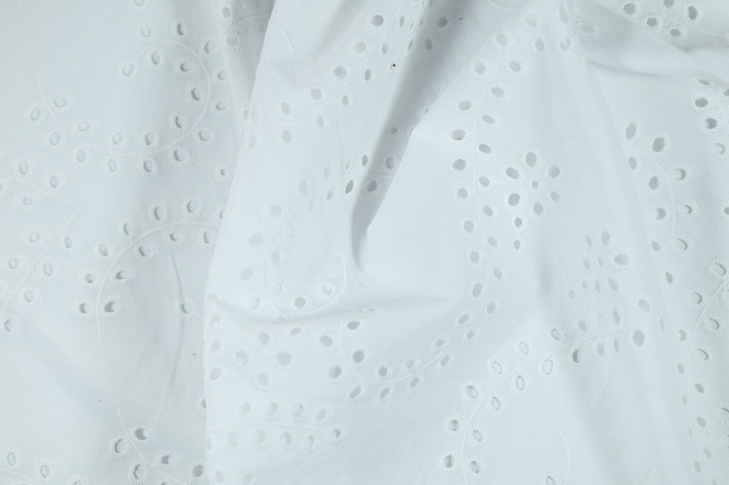 Eleganter Baumwollstoff mit Lochmuster in Weiß – ideal für Trachtenmode oder Taufkleidung