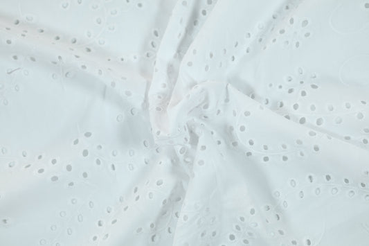 Fein bestickter Baumwollstoff in Weiß – luftig-leicht für Blusen und Kinderkleidung