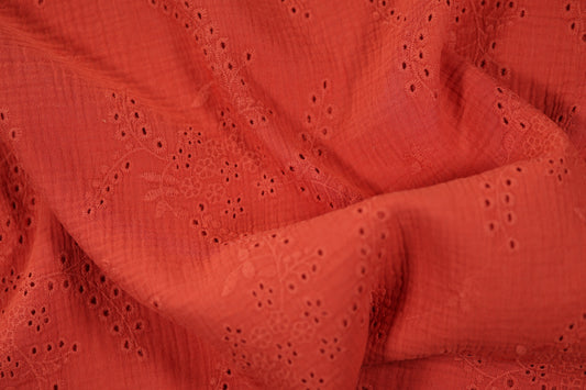 Lochstickerei-Stoff in Tomatenrot – ideal für Sommermode