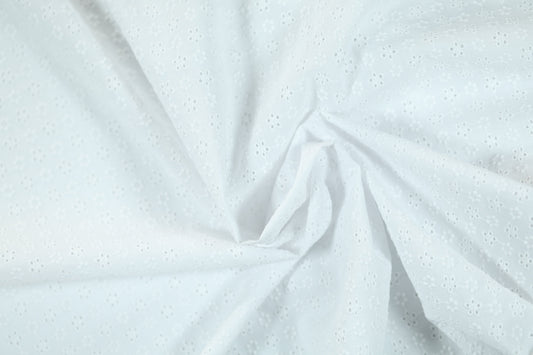 Feiner Lochstickerei-Stoff in Weiß – ideal für festliche Kleidung