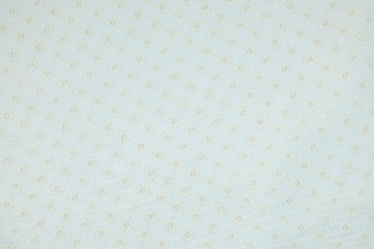 Mini-Lochmuster auf naturweißem Stoff – leicht & klassisch