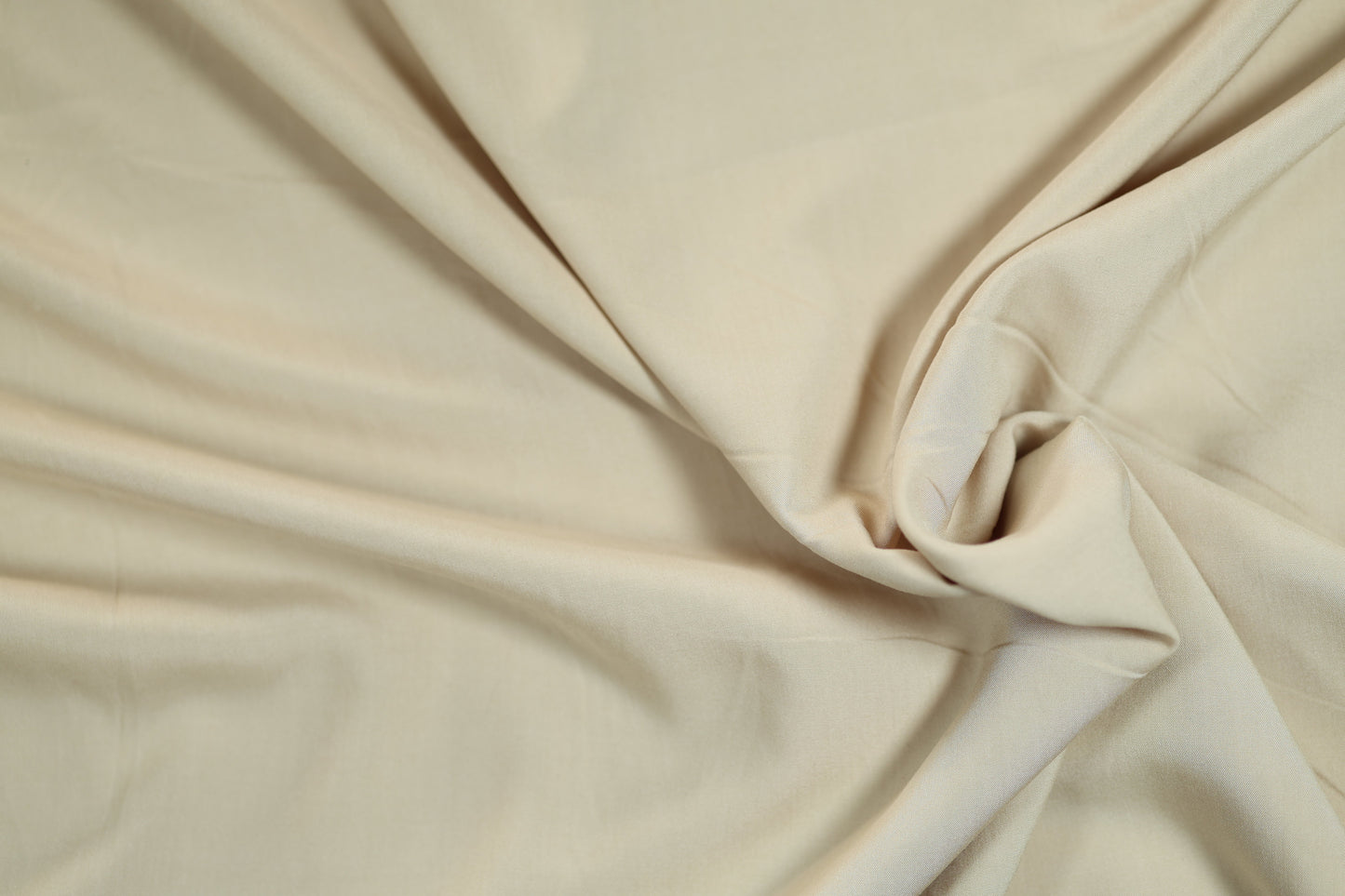 Fließender Viskosestoff in Beige – weich und angenehm für Kleidung und Accessoires
