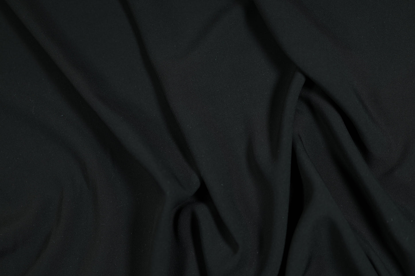 Fließender Viskosestoff in Schwarz – weich und angenehm für Kleidung und Accessoires