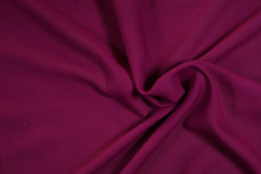 Fließender Viskosestoff in Brombeere – ideal für Blusen, Röcke und Kleider